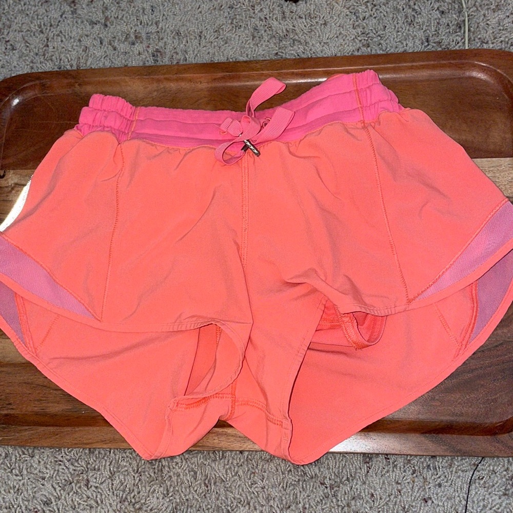 rare LULU SHORTS HOTTY HOT!!! Size 4, 2.5 in!🩷💛